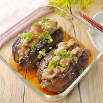 「なすはこうやって食べるのが一番ウマい」「ズルいほど簡単だわ」夏にぴったり！火を使わずに作れるおかずレシピ