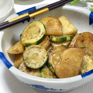 箸が止まらない！「旬のズッキーニと新じゃがのしょうゆ炒め」レシピ
