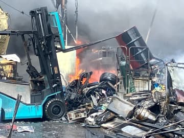 「ヤード内で爆発音がしている」　厚木の自動車修理工場で火事　激しい炎と大量の煙上がる