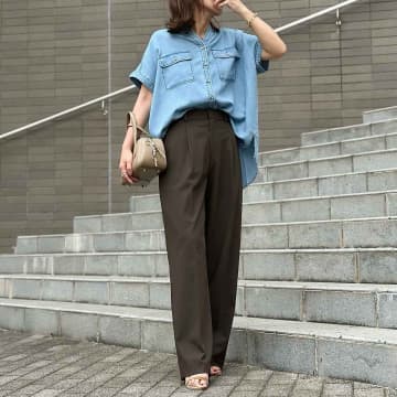 【ユニクロのタックワイドパンツ】40・50代が真似したい「サマ見えコーデ」