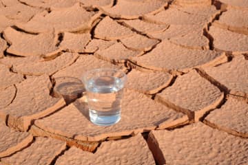 MIT、砂漠の乾いた空気からでも“飲み水を取り出すゲル状物質”を開発。動力不要、窓サイズで1日160ミリリットル