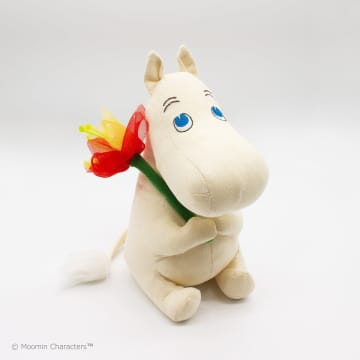 お花を抱えたムーミンがかわいい！　「ムーミン」出版80周年『トーベとムーミン展』開催