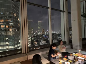 猛暑の夜にこれ以上のごほうびある？屋上ビアガーデンでアサヒ「キンキン冷感タンブラー」の真価を味わう