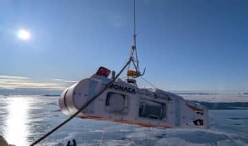 生研などの研究グループ、南極で無索の自律型海中ロボットによる海氷下航行に成功