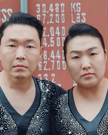 PSY、自身も混乱？イ・スジとのそっくりすぎるビジュアルが話題に（動画あり）
