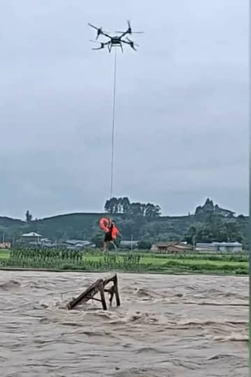 中国四川省で豪雨、ドローンが川で遭難した男性の救出に成功