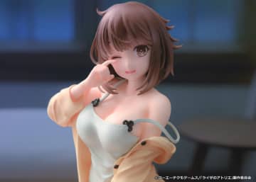 座っても凄い太もも！ナイトウェア姿の「ライザ」1/7スケールフィギュアが予約受付中