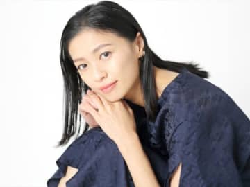 榮倉奈々、夫・賀来賢人の誕生日を祝福　頬にキスマーク「世界で一番私にやさしいひと」