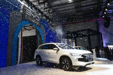 BYDブラジル工場で最初の1台が完成