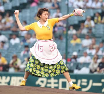 【阪神】藤原紀香が『サザエさん』に扮し始球式　ノーバンならずも「気持ちは１２０点です！」