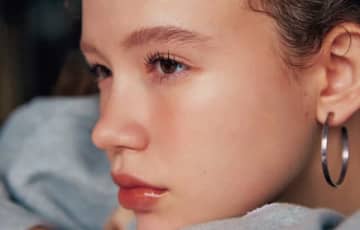 これさえあれば「薄塗りでじゅうぶん」人気ヘアメイクが使っている「ナチュラルに盛れる」名品