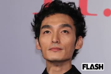 草彅剛、10年ぶり『FNS歌謡祭』出演で見せた“パフォーマンス”に賛否…歌唱力には疑問符も番組の粋な演出にはファン満足