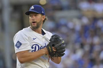 試合中のベンチで目撃された大谷のリスペクト行動　「美しくて泣ける」「飾りたい」感激の声相次ぐ