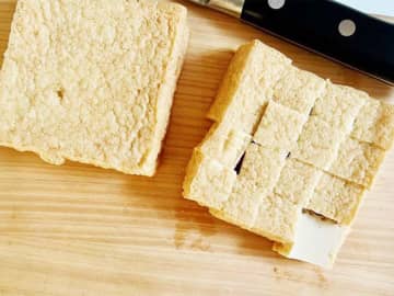 家族「ビールのつまみに最高！」　厚揚げをひと口大にカットして…？