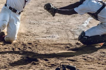 阪神対巨人戦 ビデオ判定で “覆った” 審判の『疑惑の判定』にネットで意見殺到中「そんなにタッチに自信がある割には覆った直後のリアクションが薄かったんじゃない？」「判定を覆すほどの確証があったならそれを示すべきなのでは？」