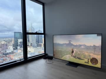 月額約17万、超お高い家賃の部屋で遊ぶ「スイッチ2」は快適！？高層マンションの大型モニターから映し出される『ブレワイ』の景色