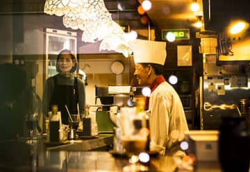グルメな俳優も常連の「高級住宅街の名店」4選。洋食・焼肉・酒場…地元客に愛され続ける旨い店の秘密
