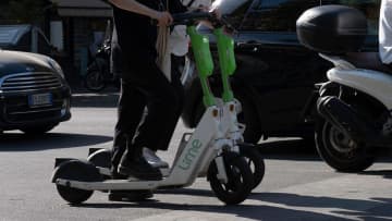 「車の間をすり抜けてきた！」急増する電動キックボード、ドライバーの8割が“ヒヤリ体験”