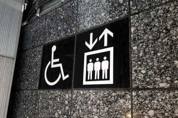 「車椅子とベビーカーは対等よね？」高齢者の割り込みに疑問…母親の訴えにネットも賛否