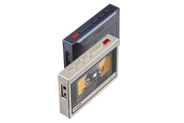 FIIO、エントリーDAP「M21」専用ケース2種を7/11発売。カセットプレーヤー風の保護ケースも