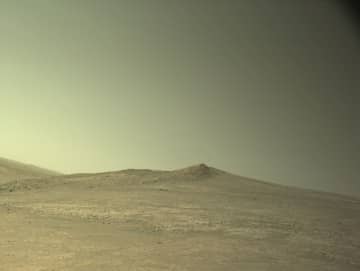 2025年6月29日の火星の風景：人工的にも見える謎の“尖った丘”