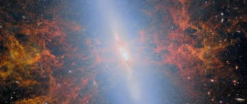 スターバースト銀河「M82」の輝く中心部　ジェームズ・ウェッブ宇宙望遠鏡が観測