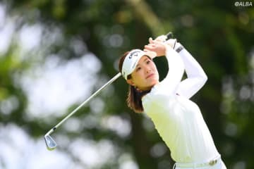 深いラフは左手3本をギュッ！　元賞金王キャディの助言で青木香奈子がデビュー戦以来のアンダーパー発進「自信を持てた」