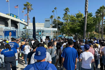 「売ってくれ」「200ドルでどうだ」　ド軍ワンピースグッズで競売勃発…“大谷超え”の異常な熱気