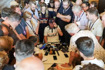 フェルスタッペン、メルセデス移籍説に関する質問に答えず。1年休養の可能性は明確に否定