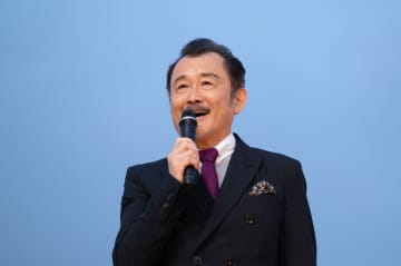 【帝王賞】吉田鋼太郎“推し馬”ミッキーファイトの快勝に感激！表彰式で笑顔の握手