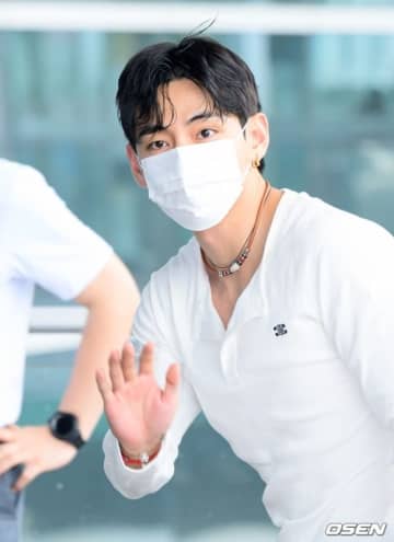 【PHOTO】BTSのV、ファッションショーのためフランスへ出国…マスクでも隠せないオーラ（動画あり）