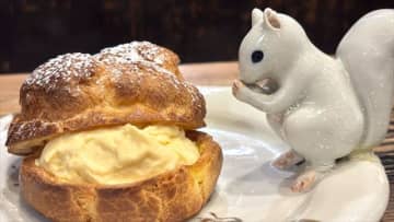 【レトロ喫茶】動物がのったシュークリームが可愛すぎ！ “アリスの陶器”に囲まれた喫茶店│神保町「古瀬戸珈琲店」