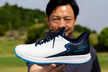 クラブ握ったまま履けちゃう“スリップインズ”の実力はどれほどかっ！？スケッチャーズ「GO GOLF ELITE 6」試し履きレポート