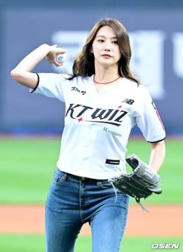 【PHOTO】ユ・イニョン、始球式に登場…真剣な眼差し
