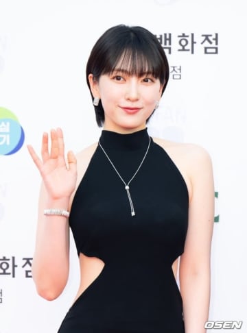 【PHOTO】KARAのジヨン＆Red Velvetのイェリら「第29回富川国際ファンタスティック映画祭」のレッドカーペットに登場