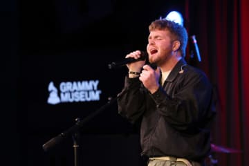 アレックス・ウォーレン、ビリー・アイリッシュに楽曲を書いたが彼女は“絶対にやってくれないだろう”と語る