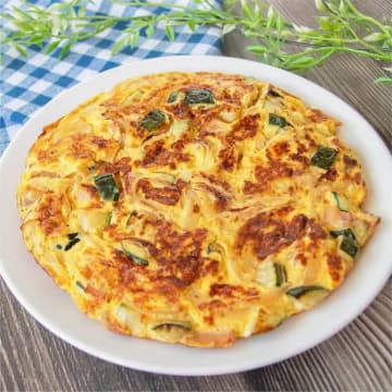 【ズッキーニと卵で簡単おかず】「食べ応え抜群！」「焼くだけなのにうますぎ」ワンパンで作れる絶品スパニッシュオムレツレシピ