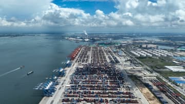 中国・西部陸海新ルート、1～6月の貨物輸送76.9％増