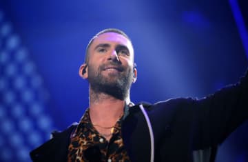 アダム・レヴィーン、妻ベハティ・プリンスルーと交際を始めた頃にブレイク・シェルトンに仕掛けられたいたずらを明かす