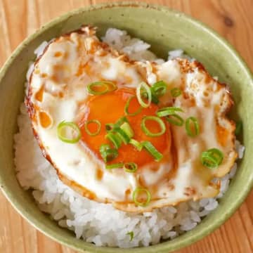 【普通の目玉焼きよりウマイってどういうこと！？】ご飯が進みすぎて困る！一度食べたら止まらない激ウマレシピ3選