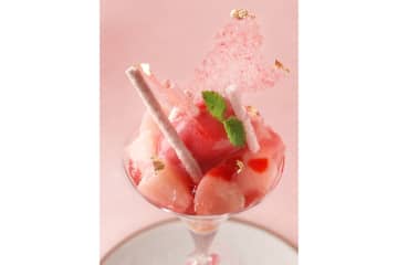 桃1玉分を使用！贅沢な桃パフェが登場「ル カフェ ドゥ ジョエル・ロブション」で