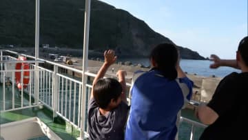 地震続くトカラ列島・悪石島“島外避難”の13人がまもなく鹿児島市に到着「ホテルでゆっくり眠りたい」　その一方で島から離れられない人たちも…