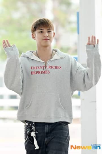 【PHOTO】SEVENTEEN ミンギュ、海外スケジュールのためマレーシアへ出国（動画あり）