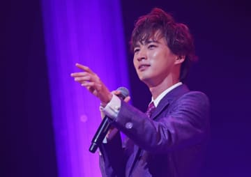 青山新が浅草公会堂でコンサートを開催　生け花演出に「コラボできてうれしい」