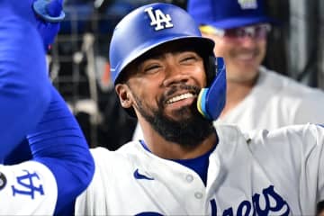 ファン・同僚から大きな喝采！ ド軍主砲テオスカー・ヘルナンデスが通算1000安打達成！ ドジャー・スタジアムで記念の一打を放つ