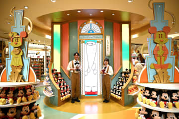 ディズニーストア 東京ディズニーリゾート店がリニューアル。新しい店内を大量写真で紹介！　25周年の限定コレクションも