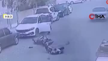 トルコで“衝撃のハプニング”　接近に気づかず車のドアを開け2人乗りバイクが転倒…軽いけが、結婚式場で花嫁にミラーボール直撃し3人けが