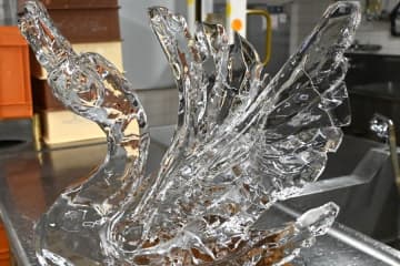 閉館の新阪急ホテル部員も参加、大阪城公園に氷彫刻１００作品