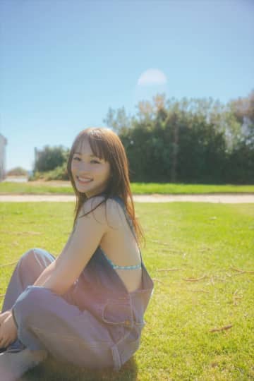 川栄李奈、明るい笑顔と美ボディが映える！　1st写真集より水着チラ見えカット公開