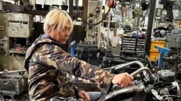 ヒロシが“愛車”ハーレーを披露！ワイルドにまたがるショット公開に「似合ってます」「バイク雑誌かと」と絶賛の声